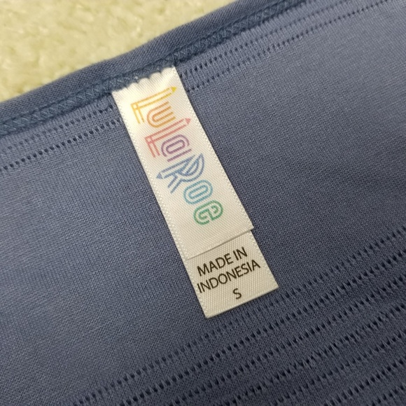 ⬇️🌹 Lularoe (S) Striped Sky Blue Tshirt - Picture 6 of 7